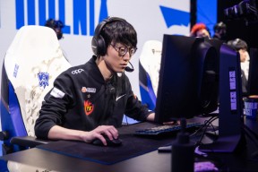 詹姆斯在FPX比赛中爆冷，赛况扑朔迷离引发热议！的简单介绍