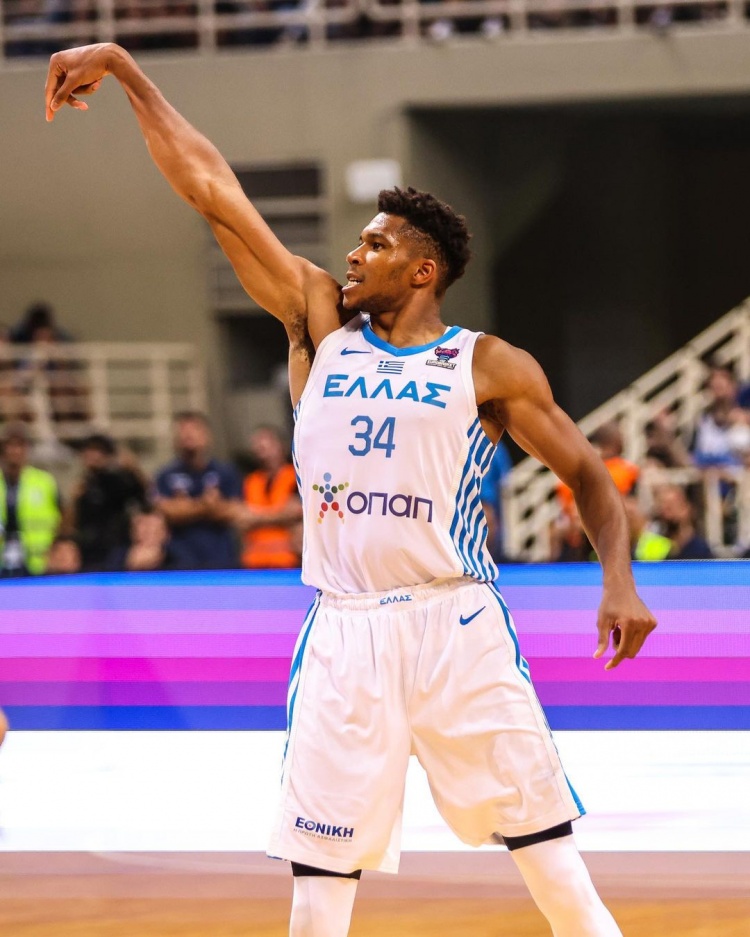 包含字母哥爆冷击败西班牙队，赛况扑朔迷离引爆全场！的词条